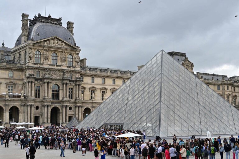 louvre exterior visitors scaled