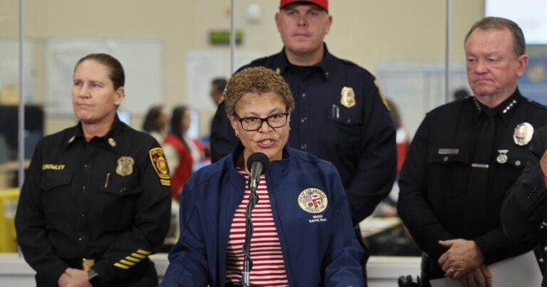 urlhttps3A2F2Fcalifornia times brightspot.s3.amazonaws.com2F592Fd22Fa679eff94d4a8ddca598ef89aa112F1490348 la me karen bass presser 04