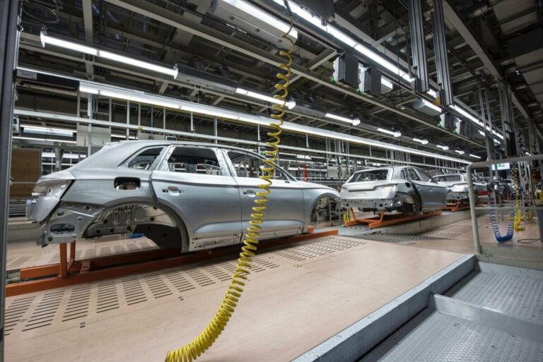 Cars on conveyor belt scaled